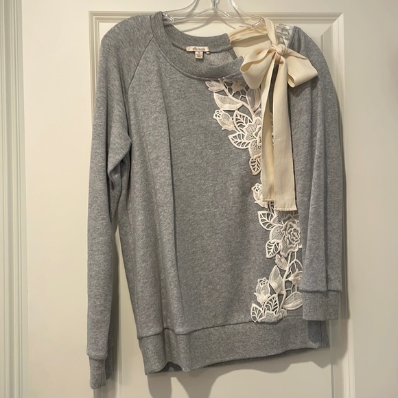 Ella Moss gray embriodered sweatshirt with peekaboo shoulder and bow, size xs - Picture 1 of 3